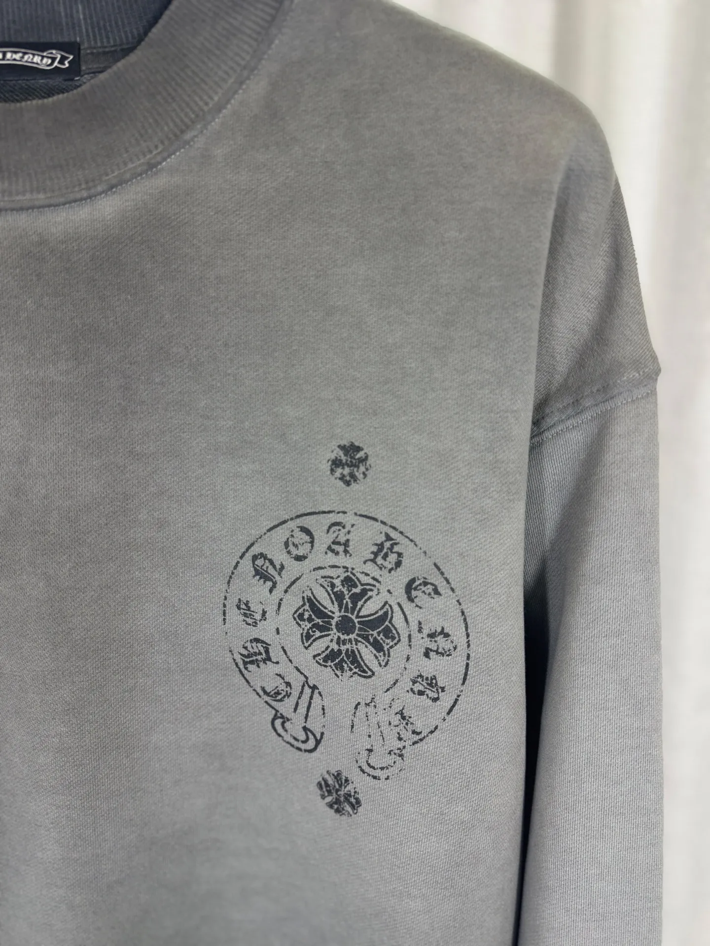 P260 top version, real shot without P, ​​different from market currency) 𝗖𝗵𝗿𝗼𝗺𝗲 𝗛𝗲𝗮𝗿𝘁𝘀/Cro Heart 2025 washed patch embroidery autumn and winter new original single counter American laser burnt 3D three-dimensional color embroidered couple casual sweatshirt 👑The highest version! Customized fabric 420g tripe terry fabric! American acid-washed and distressed original fabric laser burnt ✟appliqué embroidery and exquisite embroidery of letters! The best-selling model in the counter, very comfortable to wear. Accessories: original molded and authenticated collar label➕100% silk wash label. Genuine purchase-grade original hangtag➕matching hanging rope➕3D hanging beads➕original packaging bag. Craftsmanship: The original version has consistent wiring! The highest version of the armhole matching technique! Color: Earth Yellow Gray Black Size: S M L XL Style No.: 9320